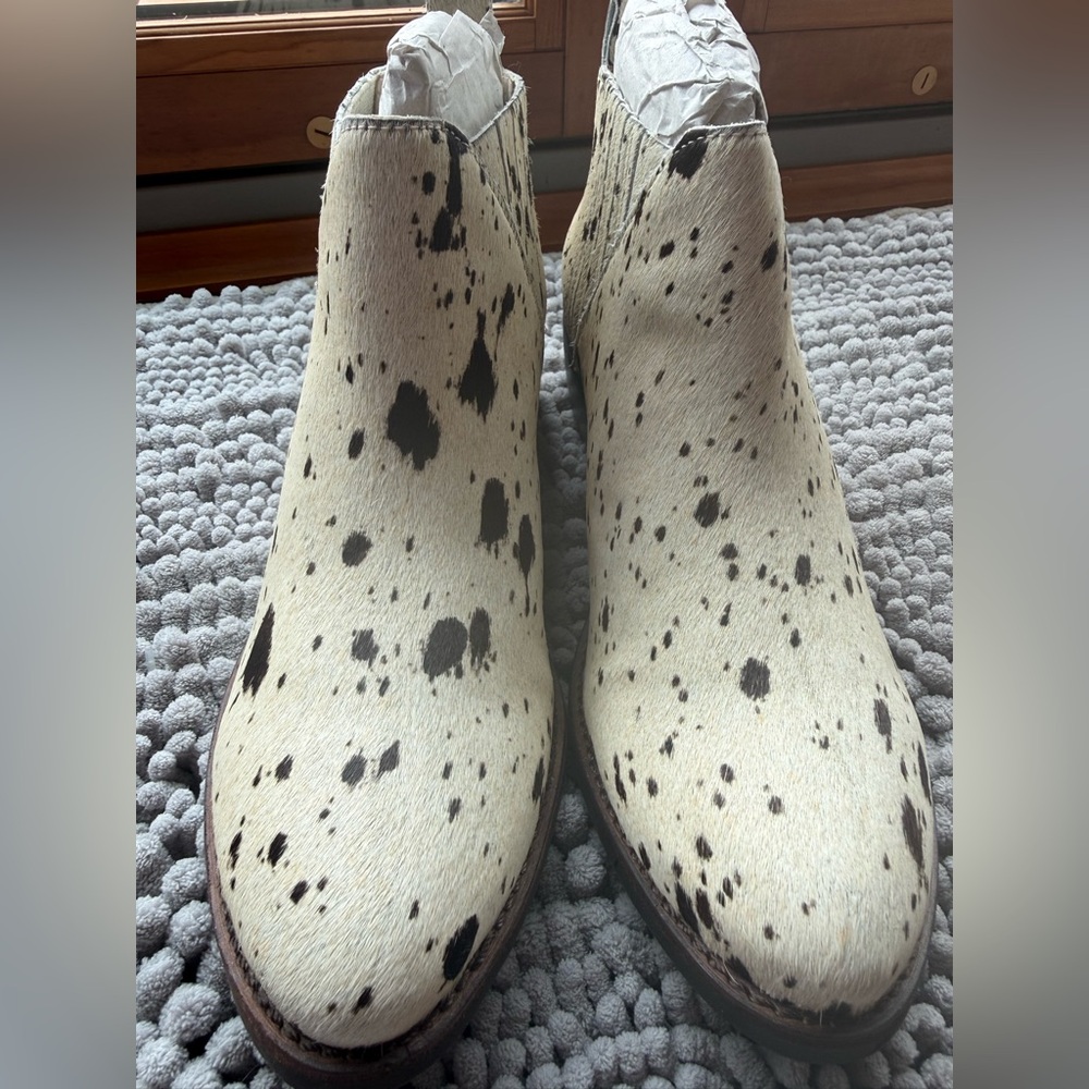 Matisse NWOT calf fur, white and dark brown. Made in Brazil 9M. In box. - Picture 4 of 15